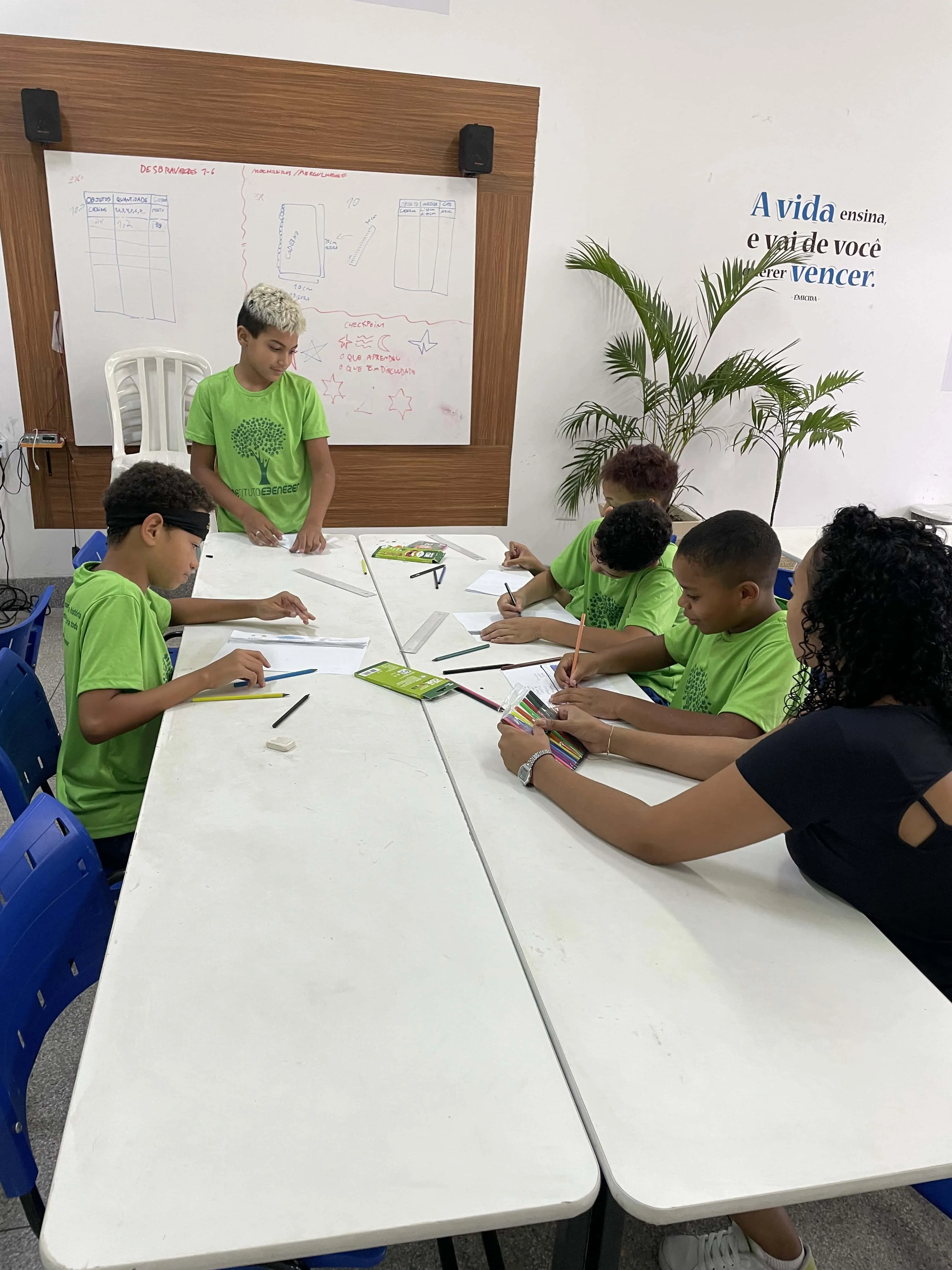 Crianças estudando na mesa